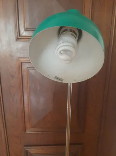 Luminária de pé na cor verde de ferro
