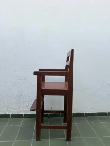 Cadeira de madeira para bebê