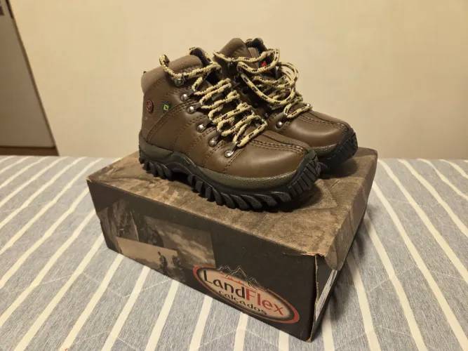 Bota coturno infantil marrom escuro