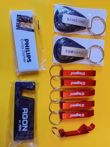 Kit 8 Chaveiros e 2 suporte para celular de mesa