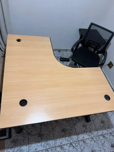 Mesa de escritório e cadeira