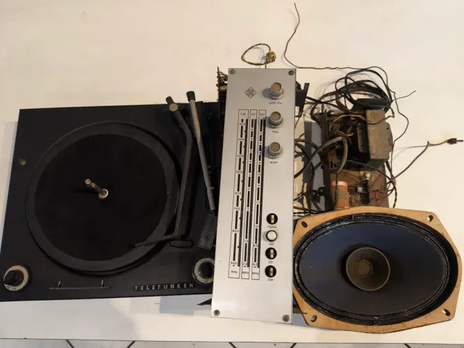 Vitrola Telefunken Alegretto  para reparo  leia a descrição do anúncio 