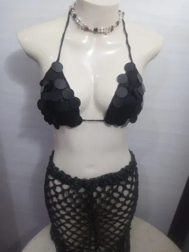 CONJUNTO CROCHÊ PRETO REGULÁVEL C TOP EM PAETÊ E SAIA C FRANJA. VESTE DO 36 AO 42.