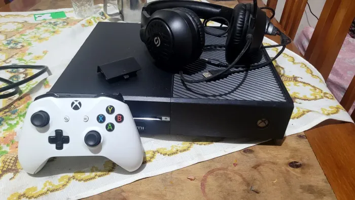 Xbox One Fat 1TB + Headset