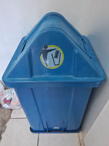Lixeira grande metade do preco