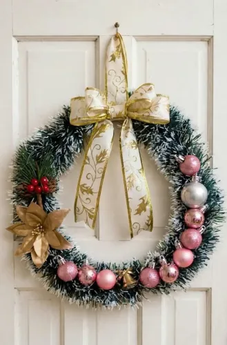 Guirlanda de Natal com bolas rosê e laço dourado 25cm Pronta Entrega