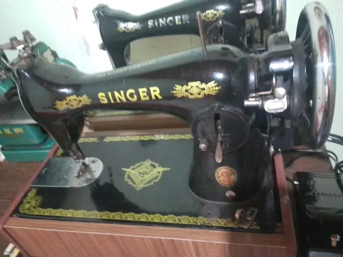 Singer pretinha 127v