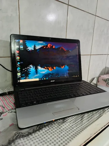 Notebook Acer com 4gb memória, teclado novo, carregador.