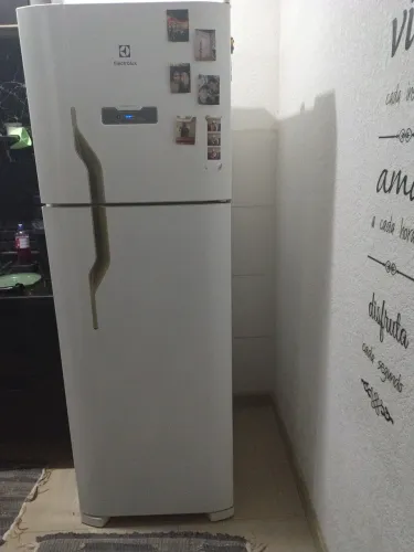 Vendo geladeira que refrigera mas o congelador não congela