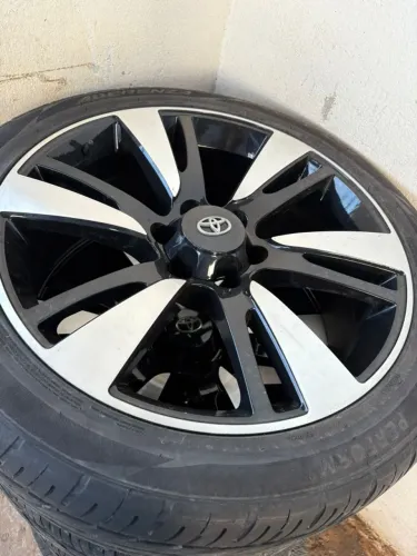 roda original toyota com pneu aro esportivo