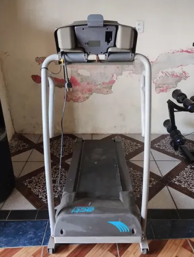 Vende uma estação de musculação e uma esteira funcionando perfeitamente