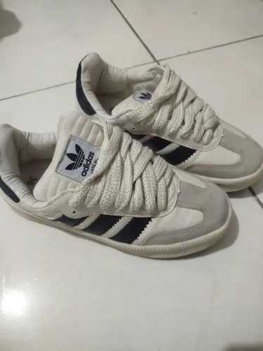 Vendo 2 pares de tênis bem conservados Adidas e vans são réplicas usados uma única vez 36