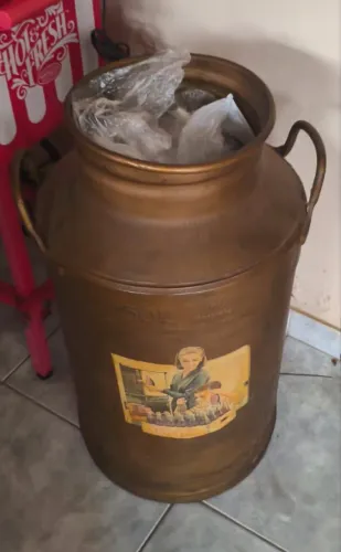 Latão antigo de leite em metal - Leiteira 