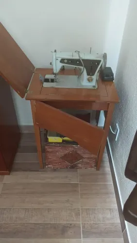 MAQUINA DE COSTURA SINGER COM GABINETE ELETRICA COM MAIS DE 50 ANOS COMO NOVA FUNVIONANDO