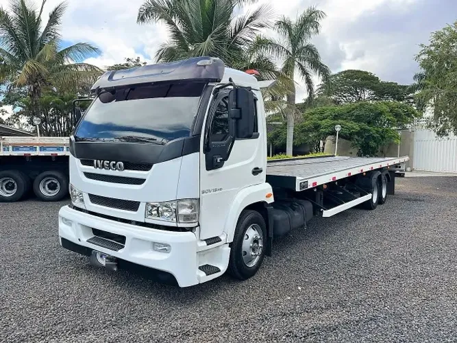 Guincho Iveco Vertis 90v18  6x2 ano 2015 equipado com plataforma hidráulica em bom estado