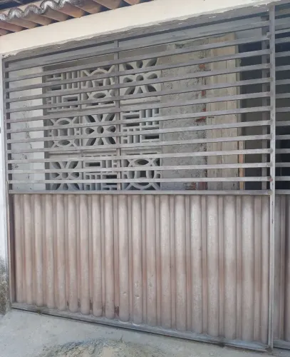 Vendo um portão de ferro 2,20×2,20 com trilhos ideal pra muro ou garagem.