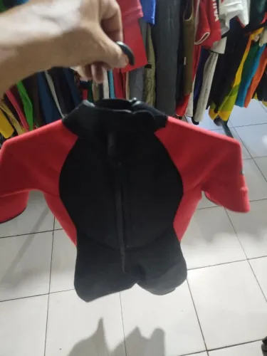 Macacão de natação tamanho 6 