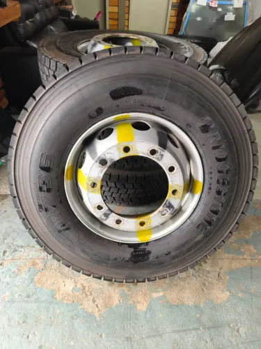 Pneu Bridgestone 295/80R22.5 Novo + Roda