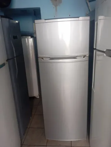Geladeira Consul envelopada cria gelo.