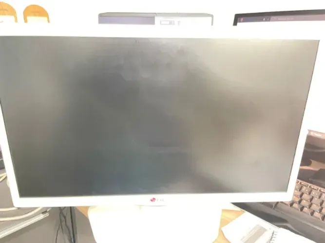 Monitor LG 22MT45D-WS para peças - Tela LCD quebrada