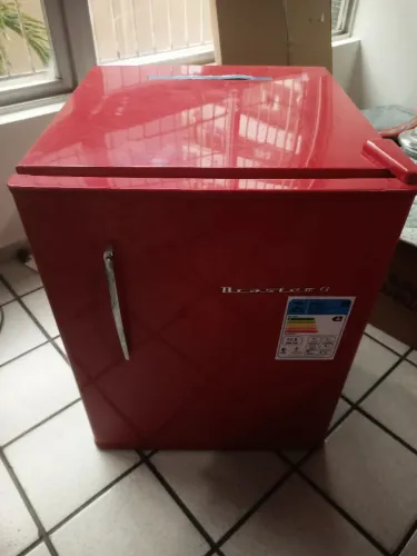 Frigobar Brastemp vermelho usado em estado de novo. 