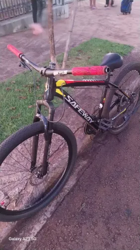 Bicicleta por 1000, tá tudo certinho só mente umas peças foram trocadas.