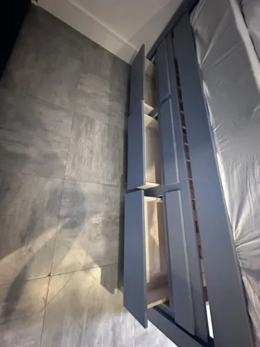 Cama casal de madeira cinza com gavetas
