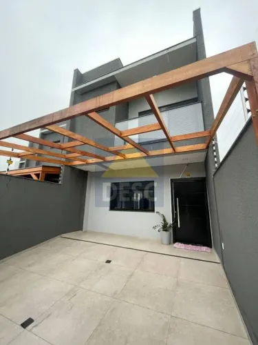 Sobrado à venda com 3 dormitórios no Bairro Rio Pequeno em Camboriú