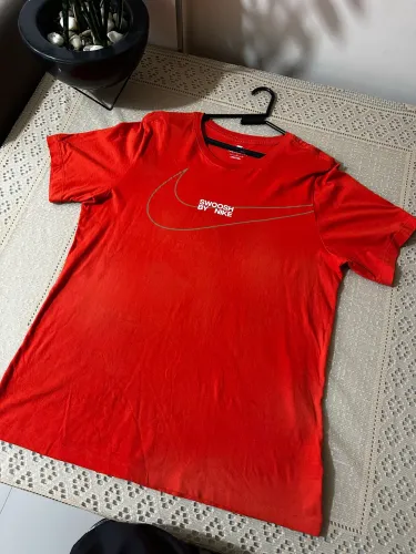 Camiseta Nike Swoosh - Tamanho G