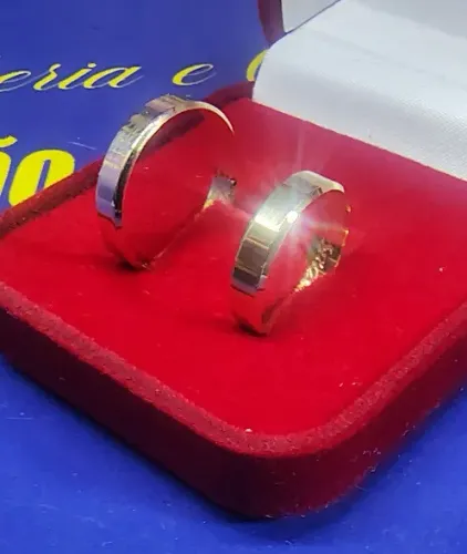 Alianças Lisa com Detalhes na Kina Ouro 18 Kilates Peso 5 Gramas 4 mm
