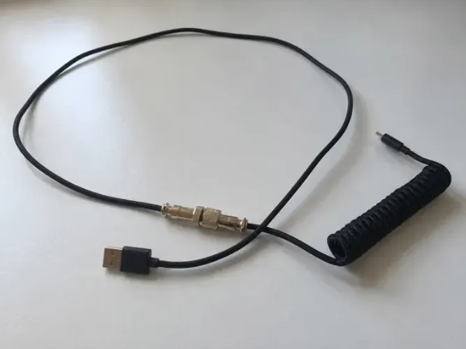 Cabo Coiled para Teclado Mecânico USB-C com Conector Aviator - Como Novo
