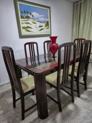 Conjunto Mesa em madeira maciça e 6 cadeiras