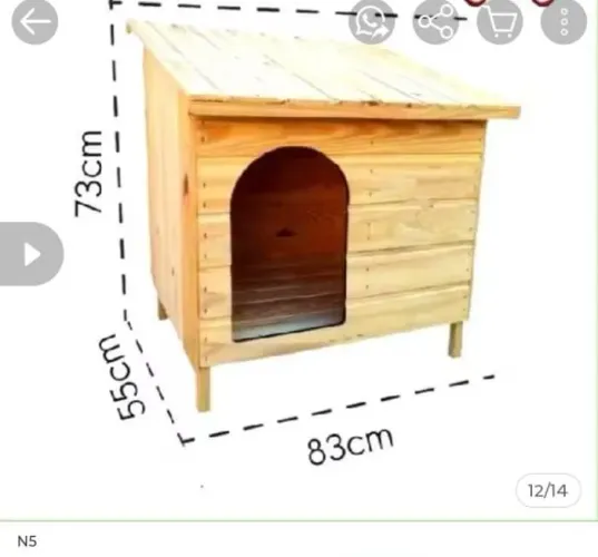 Casinha de madeira nova montada.