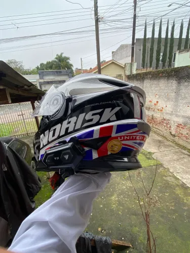 Capacete norisk Inglaterra tamanho 62 apenas com alguns detalhes