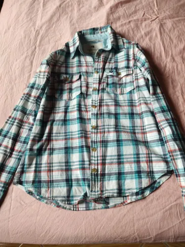 Blusa xadrez, manga longa.