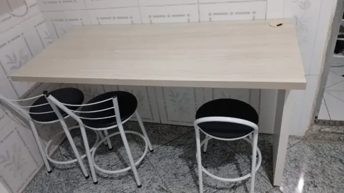 Mesa para escritório embutida na parede tamanho 1,30 X 0,60 