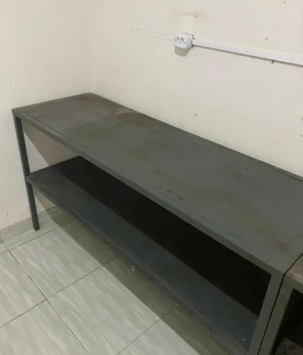 Mesa industrial de metal com 2 prateleiras 