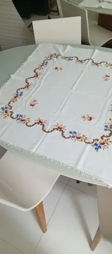 Toalha de mesa 37x37 bordada