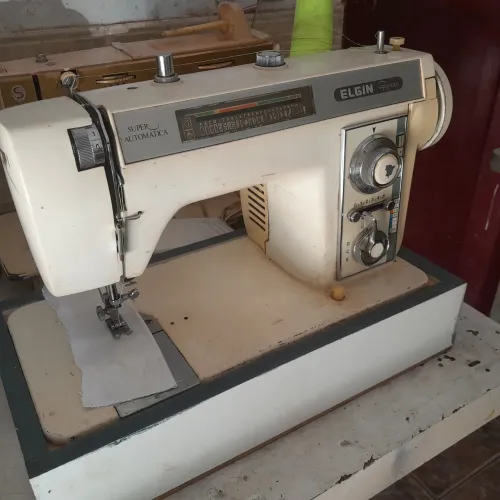 Máquina de costura zigzag Elgin