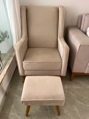 Poltrona de amamentação c/ balanço e puff.