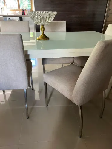 Mesa de jantar com 6 cadeiras (5 cadeiras estofadas e uma poltrona)