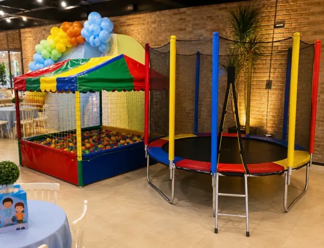 Locação cama elástica e piscina de bolinha