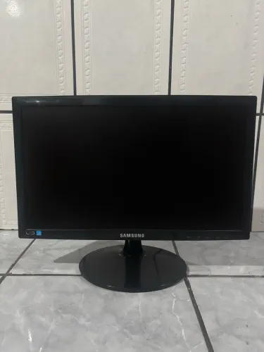 O Monitor Samsung Syncmaster S19B300 de 18,5 polegadas