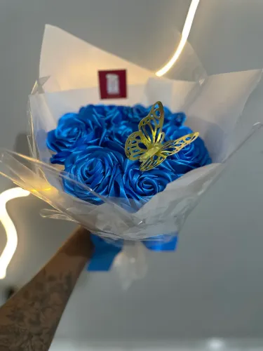 Buquê de rosas azuis de cetim ?