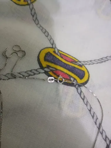 Corrente de ouro branco e pingente de ouro