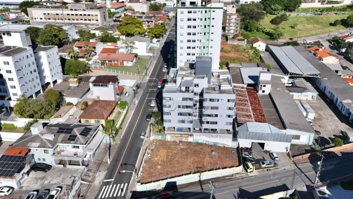 Terreno com viabilidade 6 pavimentos no Estreito