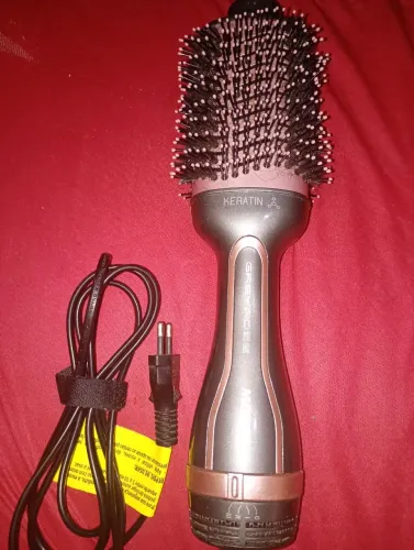 Vendo escova Britânia em ótimo estado de novo