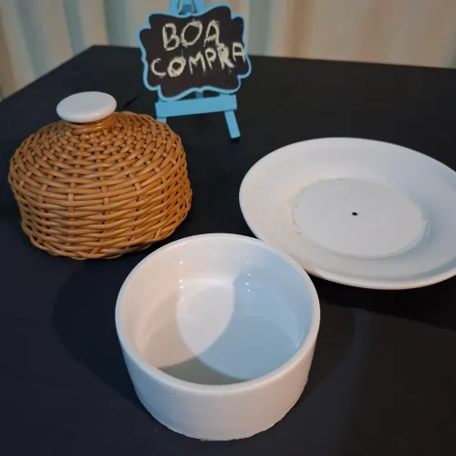 Manteigueira De Porcelana Com Tampa Revestida Em Vime Sintético Caramelo