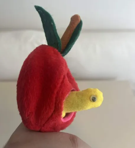 Maçã de pelúcia com minhoca