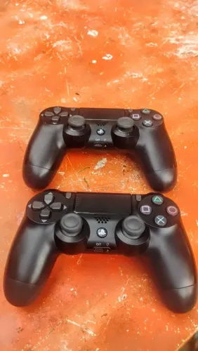 Vendo ps4 slim. Bem conservado 2 meses de uso, vai com 8 jogos 